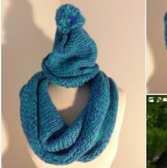 Forever 21 Chunky Cable Pom Pom Beanie Hat & Infinity Scarf Knitted Set - Picture 5 of 5